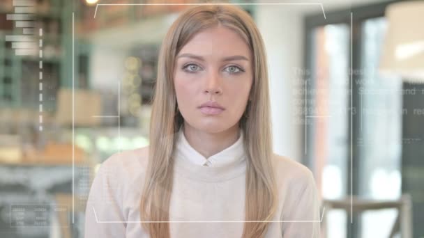 Arcfelismerés meghibásodás, biztonsági ellenőrzés a fiatal nő — Stock videók