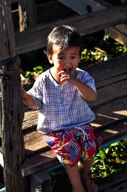 Kaukasische jonge vrouw liggen op de vloer met haar huisdier hond