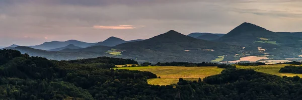 Panoramatický výhled na hory — Stock fotografie