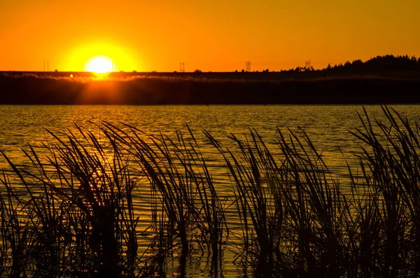 Gölün üzerinde gün batımı