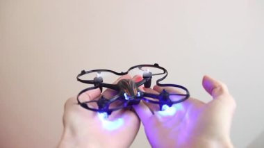 Küçük quadrocopter insan elinden uçar