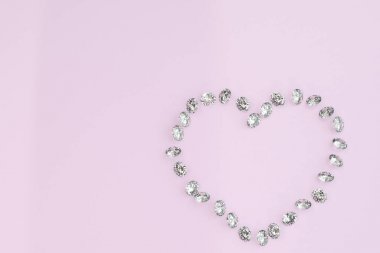 Kalp şeklinde desen oluşur elmas pembe bir arka plan üzerinde