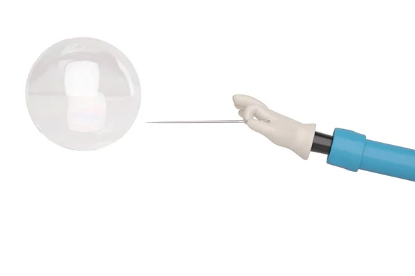 Una mano de dibujos animados con una aguja atraviesa la burbuja. Ilustración 3D — Foto de Stock