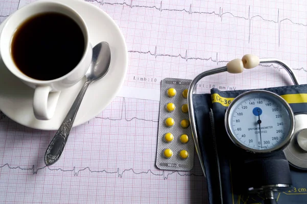 Hemopiezometer voor bloeddruk meten, kopje koffie, pil — Stockfoto
