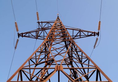 Yüksek gerilim elektrik iletim pilon 