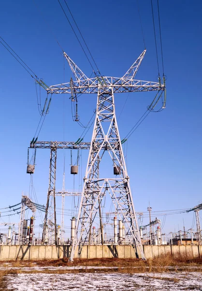 330 kilovolts kraftlednings växellåda pylon — Stockfoto