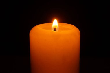 Mum yanan küçük alev