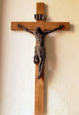 Eski kilisenin duvarda haç