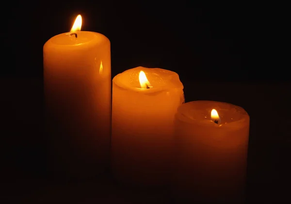 Karanlığın içinde üç yanan mumlar 