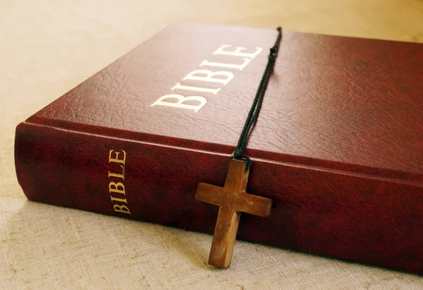 Красная Библия и деревянный крест — стоковое фото