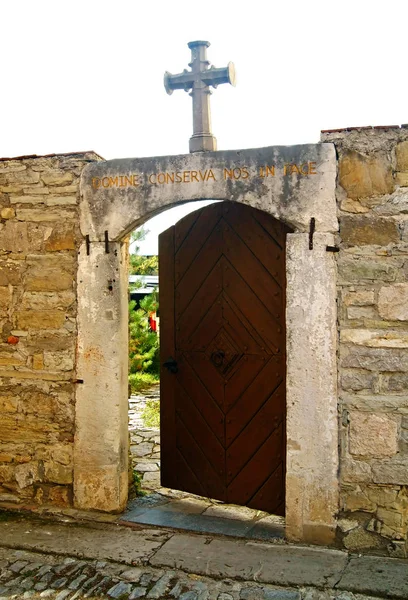 Door to a temple open to all — Stock Photo, Image