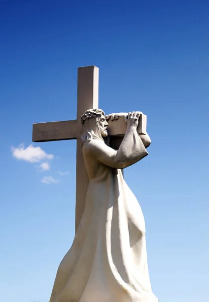 Статуя Иисуса Христа с его крестом. Иисус Христос идет — стоковое фото