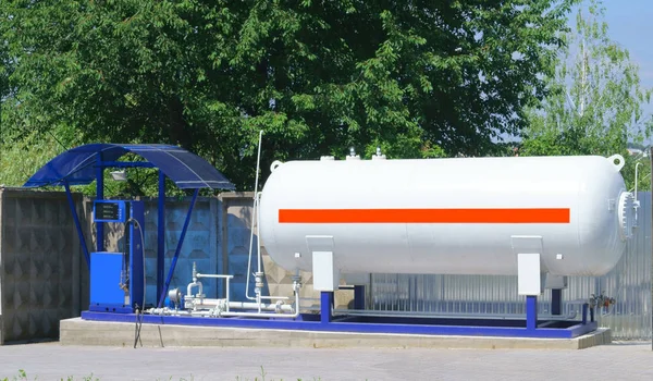 Estación de GLP para el llenado de gas licuado en los tanques del vehículo. E — Foto de Stock