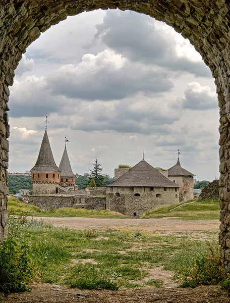 Torens van de middeleeuwse vesting - bekijken via boog van bastion ingang. — Stockfoto