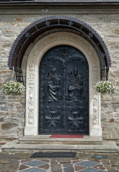 用形象的圣徒教会的门. — 图库照片