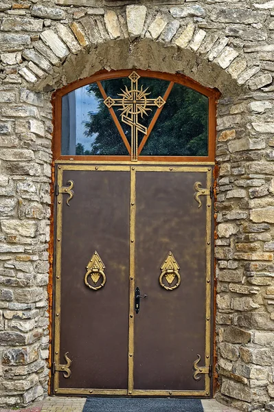 La puerta de la iglesia con cruz ortodoxa . — Foto de Stock