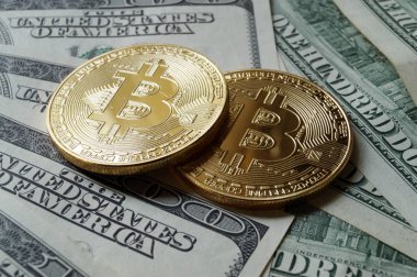 Bitcoin yüz dolarlık banknot üzerinde iki sembolik sikkeleri