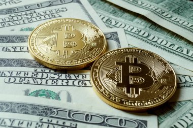 Bitcoin yüz dolarlık banknot üzerinde iki sembolik sikkeleri