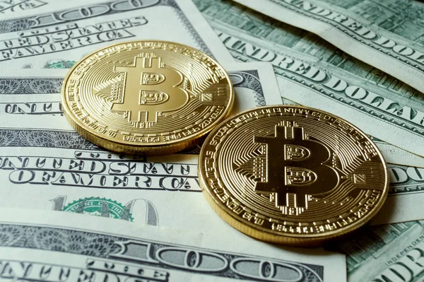 Bitcoin yüz dolarlık banknot üzerinde iki sembolik sikkeleri