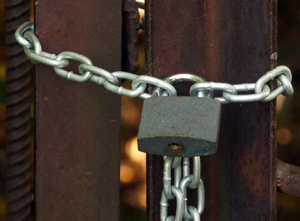 Padlock in de keten, vergrendeling van de ingang. Cyberveiligheid — Stockfoto