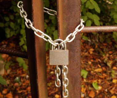 Giriş kilitleme metal zincir üzerinde asma kilit.