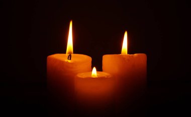 Karanlığın içinde üç yanan mumlar