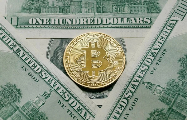 Bitcoin yüz dolarlık banknot üzerinde sembolik sikkeleri.