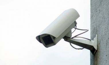 Kamera gözetim binanın duvarına. 