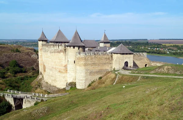 Schilderachtige middeleeuwse vesting in Khotyn — Stockfoto