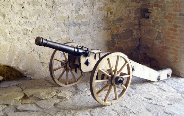 Eski top - Ortaçağ ordusunun güçlü silah.