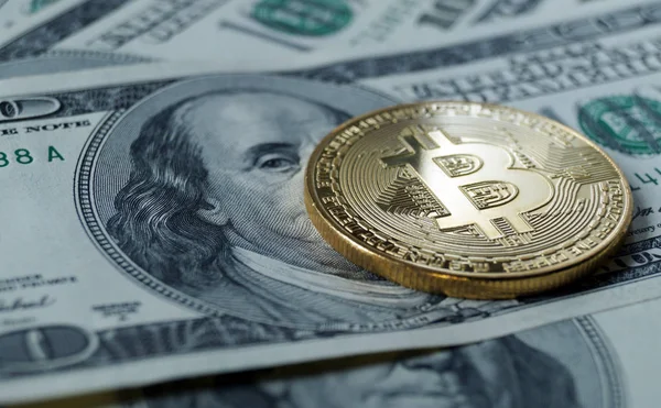 Bitcoin yüz dolarlık banknot üzerinde sembolik sikkeleri.