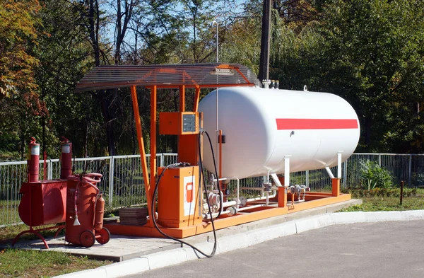 Sıvılaştırılmış gaz araç tank doldurmak için Lpg istasyonu. 
