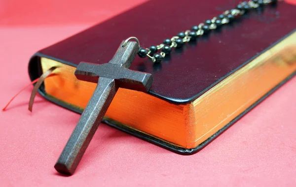 Черный деревянный крест с цепями на Библии . — стоковое фото
