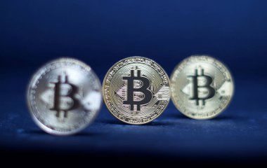 Bitcoin siyah arka plan üzerine üç sikkeleri. 