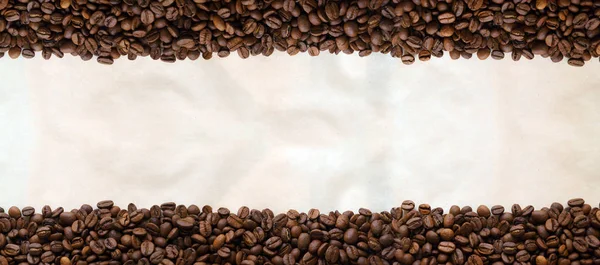 Boabe de cafea pe fundal de hârtie — Fotografie, imagine de stoc