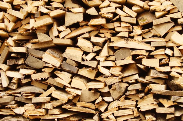 Madera picada, apilada en una pila de madera . — Foto de Stock