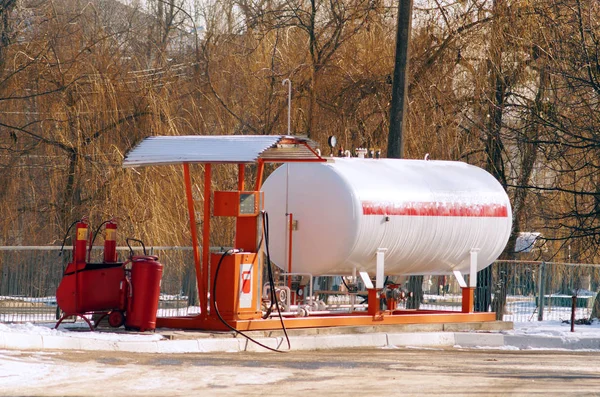 Gasolinera de propano líquido - vista de invierno . — Foto de Stock