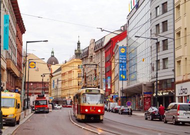 Prag, Çek - 5 Temmuz 2019: Sabah tramvaylı Prag sokağı 