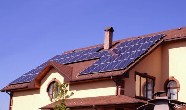 Evin çatısındaki güneş panelleri. Çevresel serbest elektrik gücü.