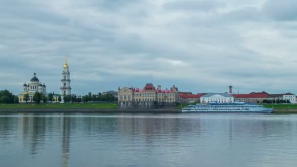 Uitzicht op de kathedraal en de rivier Volga — Stockvideo