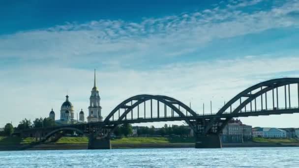 Uitzicht op de kathedraal en de rivier Volga — Stockvideo