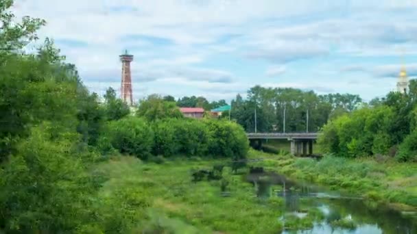 Подивіться на пожежну вежу на мосту і річку в літнє сонце — стокове відео