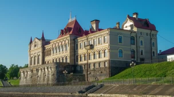 古老的城堡博物馆在夏天在河伏尔加河上雷宾斯基 — 图库视频影像
