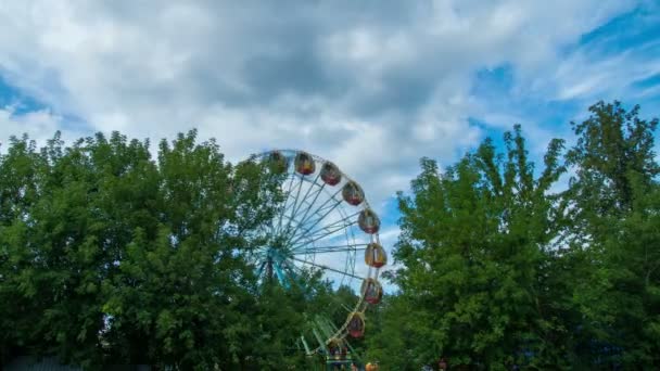 La rueda de la fortuna en verano en el parque de vacaciones — Vídeos de Stock