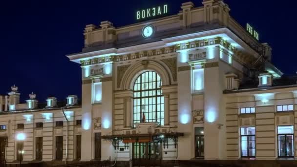 Spójrz na dworzec kolejowy w nocy — Wideo stockowe