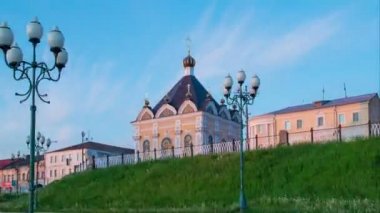 Kilisenin görünümünü bir yaz sabahı