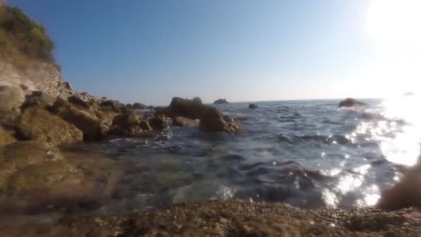 Zee rots breekt krachtige golf — Stockvideo