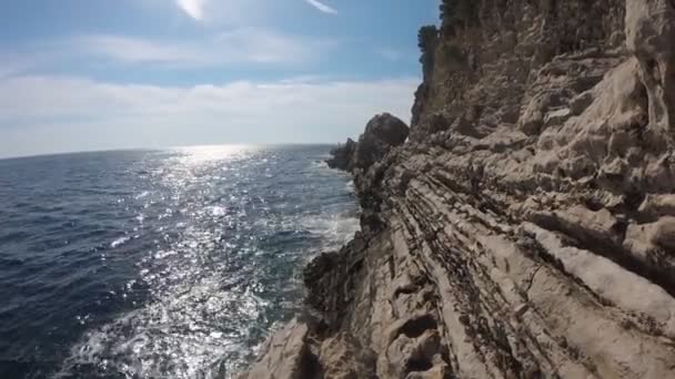 La roca marina está rompiendo poderosas olas — Vídeos de Stock