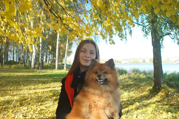 Pasear al perro son mejores amigos, emociones positivas, día de otoño de — Foto de Stock