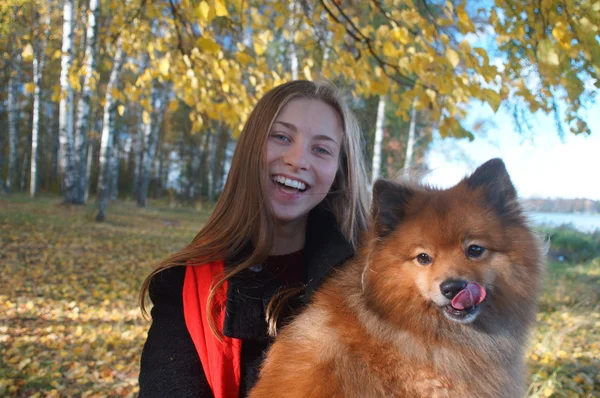 Passear o cão são melhores amigos, emoções positivas, dia de outono — Fotografia de Stock